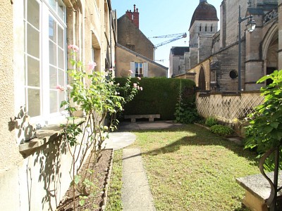APPARTEMENT AVEC JARDIN A LOUER - BEAUNE - 78.76 m2 - 725 € charges comprises par mois