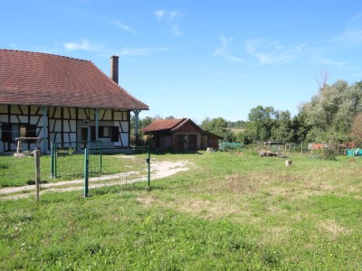 Ferme bressane mitoyenne avec terrain. A VENDRE - LA CHAPELLE THECLE - 80 m2 - 119000 €