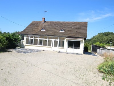 Maison de plain pied avec garage et terrain. A VENDRE - BRANGES - 102 m2 - 159900€