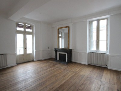 APPARTEMENT T5 A LOUER - LOUHANS - 150 m2 - 800€ charges comprises par mois
