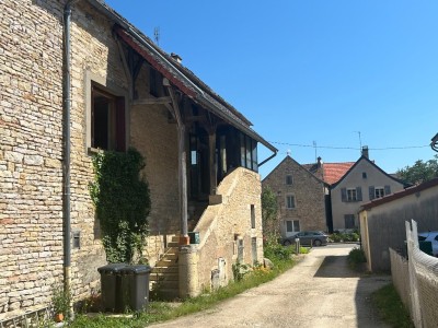 MAISON DE VILLAGE EN PIERRES AVEC DPENDANCES A VENDRE - LAIVES - 92 m2 - 105000€