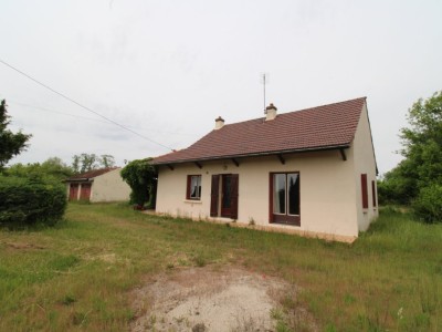 Pavillon 2 chambres, un double garage, 4224 m A VENDRE - L ABERGEMENT ST COLOMBE - 77 m2 - 125000€
