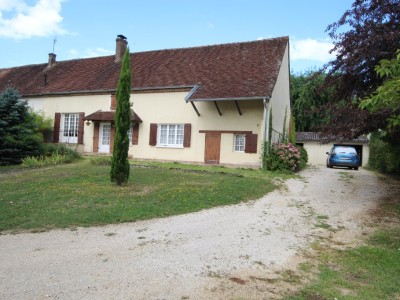 Maison de plain pied avec garages et terrain. A VENDRE - ST GERMAIN DU BOIS - 162 m2 - 160000€