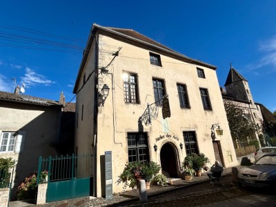 MAISON AVEC LOCAL COMMERCIAL+APPARTEMENT EN DUPLEX A VENDRE - TOURNUS - 255 m2 - 430 000 €