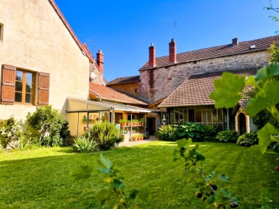 Maison en pierre avec jardin et dépendances A VENDRE - SALORNAY SUR GUYE - 180 m2 - 229 000 &euro;