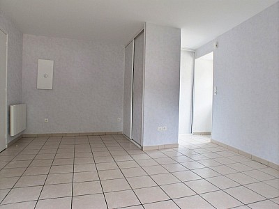 APPARTEMENT T1 A LOUER - RULLY COEUR DE VILLAGE - 31.36 m2 - 350 € charges comprises par mois