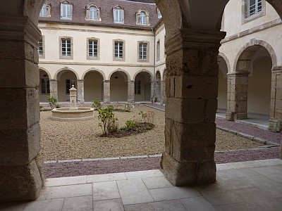APPARTEMENT T2 A LOUER - AUTUN CENTRE VILLE - 47 m2 - 435 &euro; charges comprises par mois