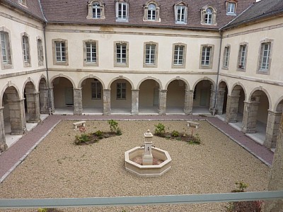 APPARTEMENT T2 A LOUER - AUTUN CENTRE VILLE - 42.42 m2 - 415 &euro; charges comprises par mois