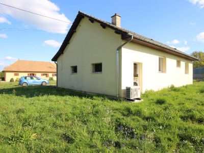 Maison de plain pied avec garage et terrain. A VENDRE - BRUAILLES - 63 m2 - 149900 €