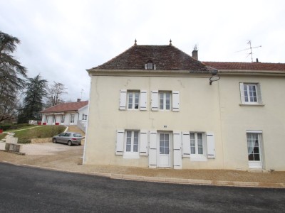Maison de village, garages, cour + appartement. A VENDRE - LA CHAPELLE ST SAUVEUR - 285 m2 - 188000 €