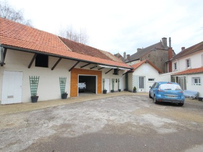 Maison de village, garages, cour + appartement. A VENDRE - LA CHAPELLE ST SAUVEUR - 285 m2 - 188000 €