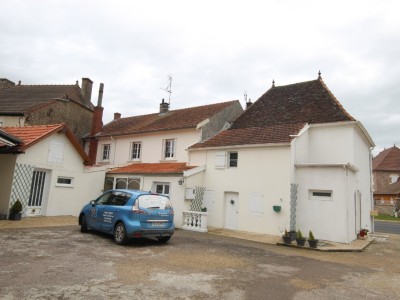 Maison de village, garages, cour + appartement. A VENDRE - LA CHAPELLE ST SAUVEUR - 285 m2 - 188000 €