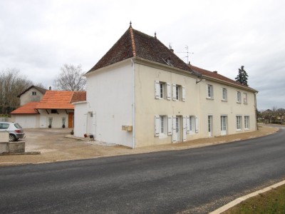 Maison de village, garages, cour + appartement. A VENDRE - LA CHAPELLE ST SAUVEUR - 285 m2 - 188000 €