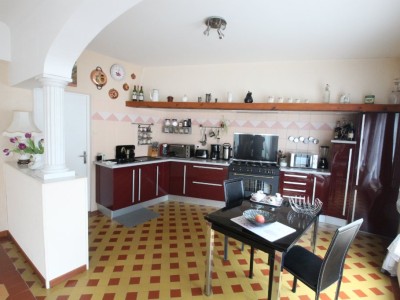 Maison de village, garages, cour + appartement. A VENDRE - LA CHAPELLE ST SAUVEUR - 285 m2 - 188000 €