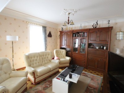 Maison de village, garages, cour + appartement. A VENDRE - LA CHAPELLE ST SAUVEUR - 285 m2 - 188000 €