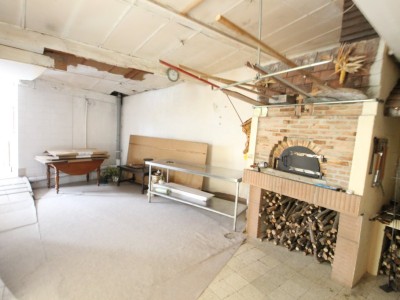 Maison de village, garages, cour + appartement. A VENDRE - LA CHAPELLE ST SAUVEUR - 285 m2 - 188000 €