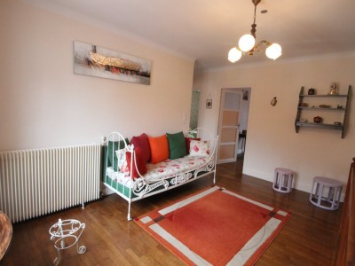 Maison de village, garages, cour + appartement. A VENDRE - LA CHAPELLE ST SAUVEUR - 285 m2 - 188000 €