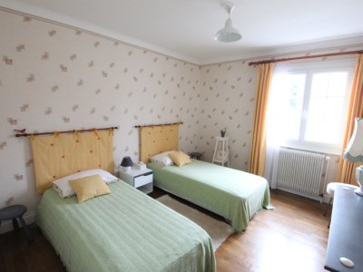 Maison de village, garages, cour + appartement. A VENDRE - LA CHAPELLE ST SAUVEUR - 285 m2 - 188000 €