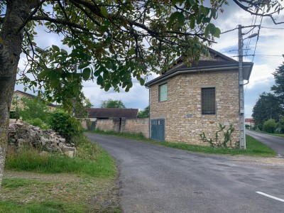 MAISON EN PIERRES AVEC JARDIN A VENDRE - LAIVES - 113 m2 - 192600 €