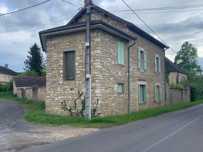 MAISON EN PIERRES AVEC JARDIN A VENDRE - LAIVES - 113 m2 - 192600 €