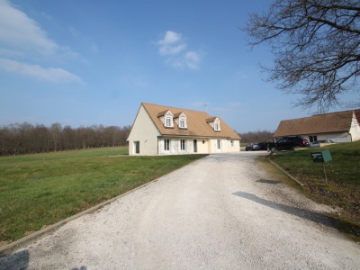 pavillon 4 chambres et ateliers garages A VENDRE - ALLERIOT - 246 m2 - 380000 €