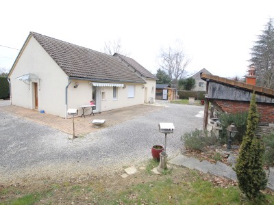 Maison avec garages et dpendances. - MONTRET - 92 m2 - VENDU