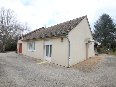 Maison avec garages et dpendances. - MONTRET - 92 m2 - VENDU