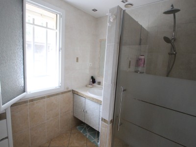 Maison avec garages et dpendances. - MONTRET - 92 m2 - VENDU