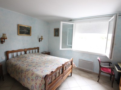 Maison avec garages et dpendances. - MONTRET - 92 m2 - VENDU