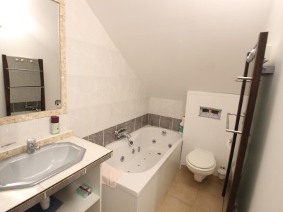 Maison avec garages et dpendances. - MONTRET - 92 m2 - VENDU