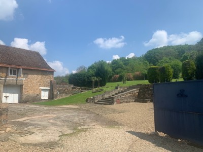MAISON EN PIERRES AVEC DPENDANCES A VENDRE - NANTON - 118 m2 - 203000 €