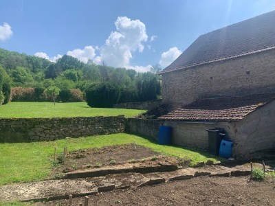 MAISON EN PIERRES AVEC DPENDANCES A VENDRE - NANTON - 118 m2 - 203000 €