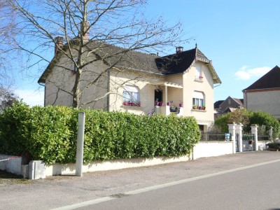 Maison sur 3 niveaux avec terrain. A VENDRE - SIMARD - 145 m2 - 185000 €