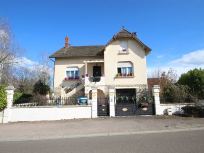 Maison sur 3 niveaux avec terrain. A VENDRE - SIMARD - 145 m2 - 185000 €