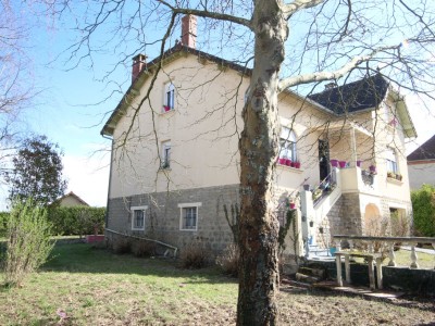 Maison sur 3 niveaux avec terrain. A VENDRE - SIMARD - 145 m2 - 185000 €