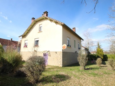 Maison sur 3 niveaux avec terrain. A VENDRE - SIMARD - 145 m2 - 185000 €