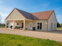 Maison de plain pied avec garage et terrain. A VENDRE - SIMARD - 113 m2 - 255 000 €