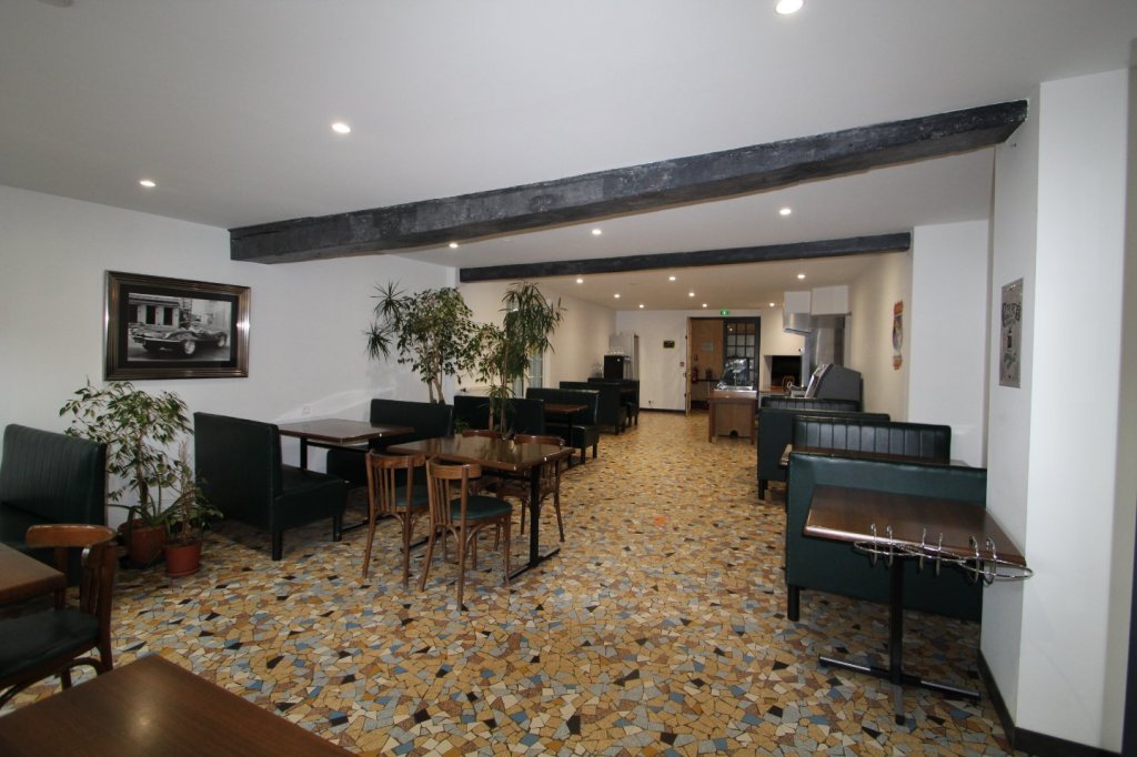Bar Hotel Restaurant A VENDRE - DOMPIERRE SUR BESBRE - 366,42 m2 - 316 000 €