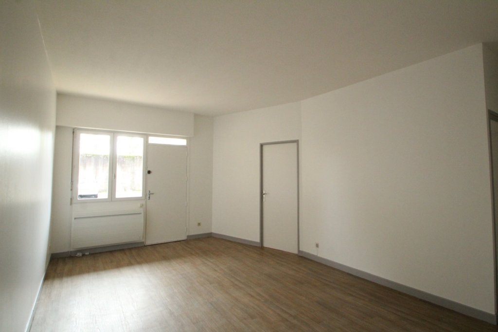 STUDIO A LOUER - AUTUN - 37.85 m2 - 358 € charges comprises par mois
