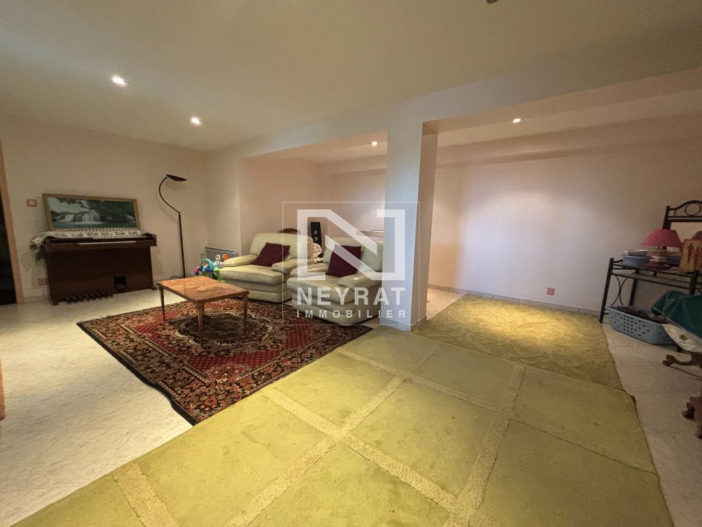MAISON A VENDRE - MONTCENIS - 318.5 m2 - 290 000 €