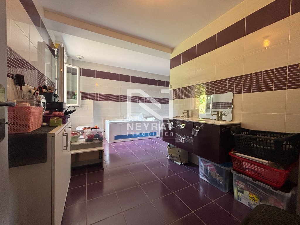 MAISON A VENDRE - MONTCENIS - 318.5 m2 - 290 000 €