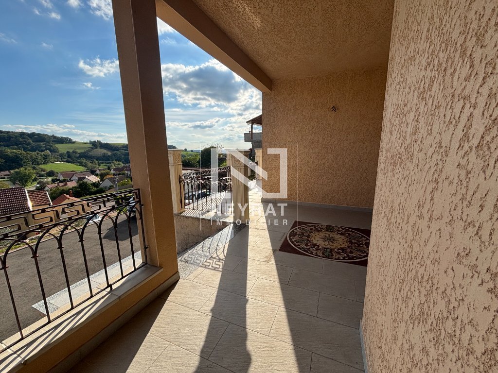 MAISON A VENDRE - MONTCENIS - 318.5 m2 - 290 000 €