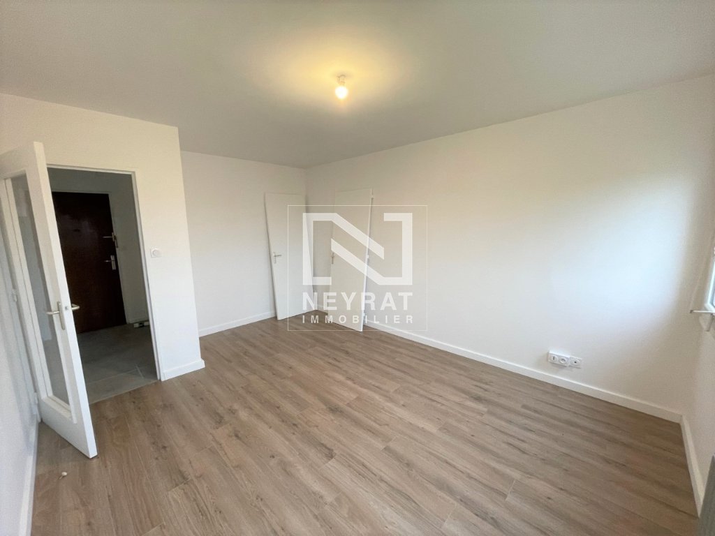 APPARTEMENT T1 - CHAMPFORGEUIL - 31.7 m2 - LOU&Eacute;
