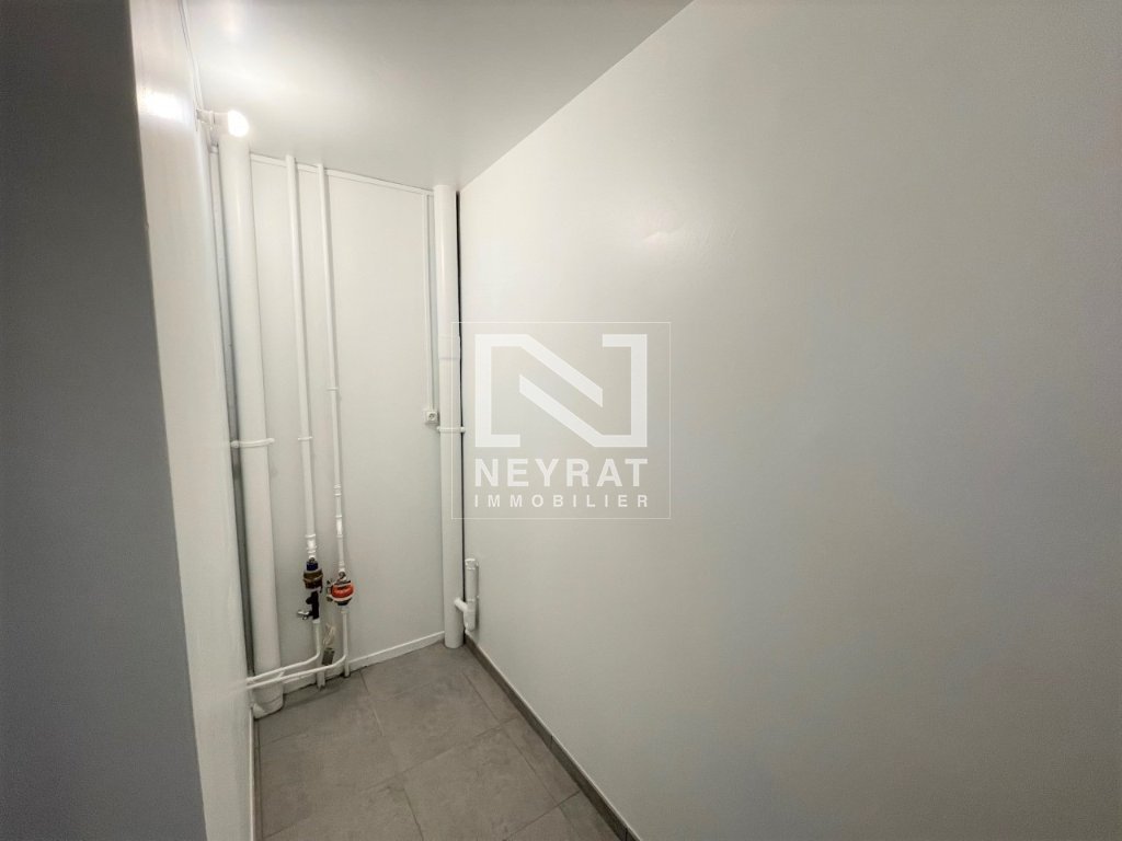 APPARTEMENT T1 - CHAMPFORGEUIL - 31.7 m2 - LOU&Eacute;