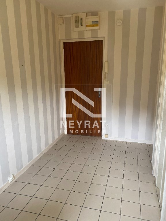 T2 COMPOSE D UN SEJOUR AVEC KITCHENETTE, UNE SALLE D EAU AVEC DOUCHE ET WC (SANI-BROYEUR), UNE CHAMBRE AVEC DRESSING AU 3EME ETAGE SANS ASCENSEUR