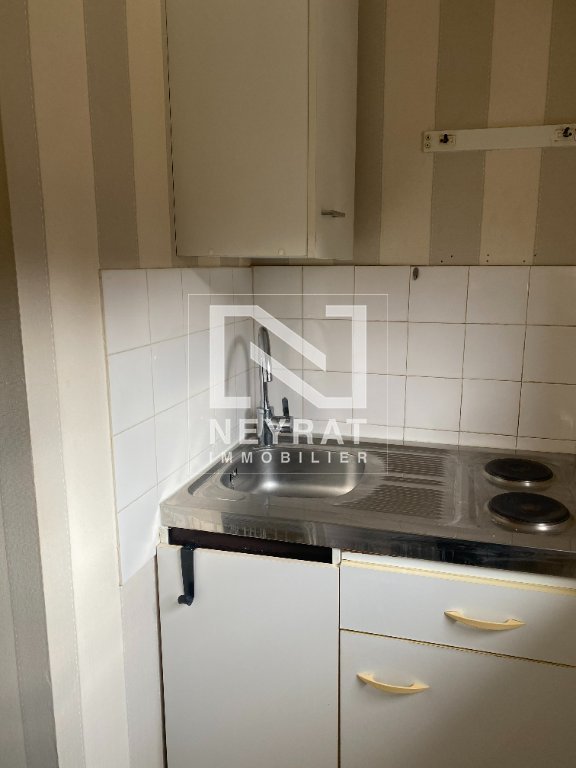 T2 COMPOSE D UN SEJOUR AVEC KITCHENETTE, UNE SALLE D EAU AVEC DOUCHE ET WC (SANI-BROYEUR), UNE CHAMBRE AVEC DRESSING AU 3EME ETAGE SANS ASCENSEUR