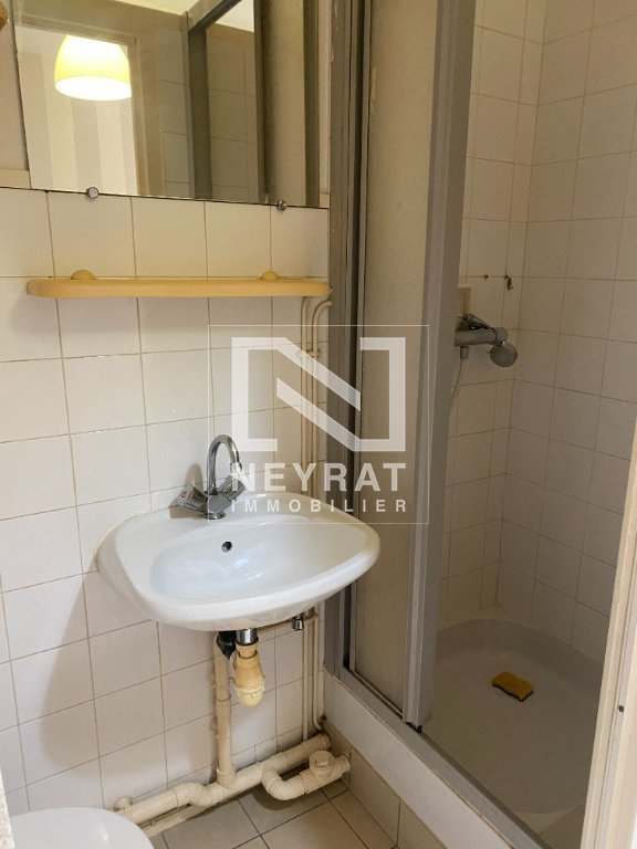 T2 COMPOSE D UN SEJOUR AVEC KITCHENETTE, UNE SALLE D EAU AVEC DOUCHE ET WC (SANI-BROYEUR), UNE CHAMBRE AVEC DRESSING AU 3EME ETAGE SANS ASCENSEUR