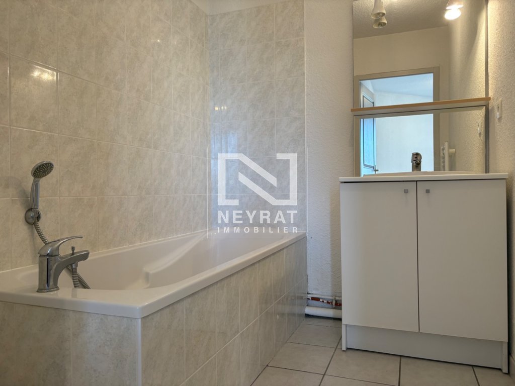 APPARTEMENT T2 - LE CREUSOT - 40 m2 - LOU&Eacute;