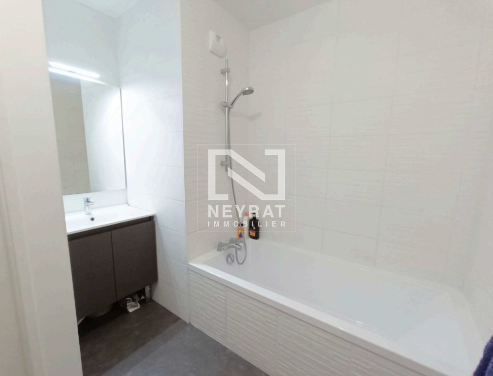 APPARTEMENT T3 A LOUER - CHENOVE - 86.53 m2 - 920 &euro; charges comprises par mois