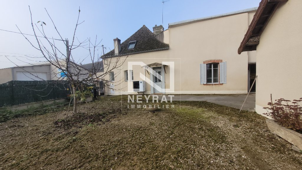 APPARTEMENT T3 A LOUER - GERGY - 102.21 m2 - 880 &euro; charges comprises par mois